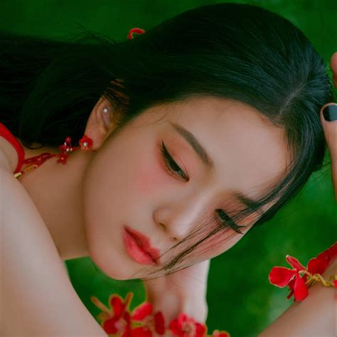 jisoo flower photoshoot.